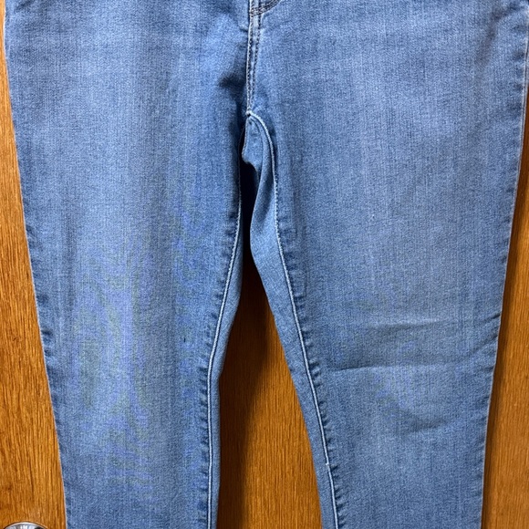 Levi's Classic Blue Slimming Skinny Jeans 31 - Picture 2 of 12